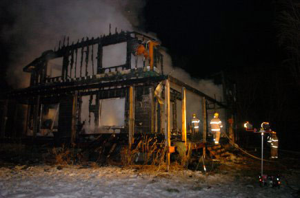 Une maison ravagée par les flammes à Yamachiche